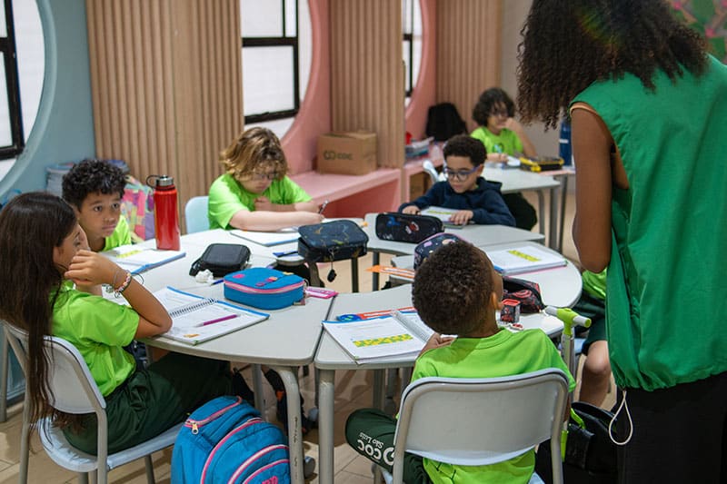 Young students at Escola COC São Luís participating in a classroom activity focused on inclusive learning.