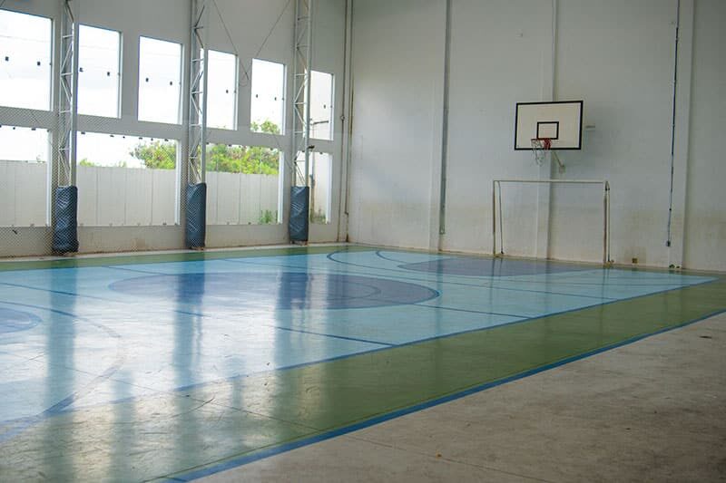 Indoor sports court at Escola COC São Luís, used for physical education and recreational activities.