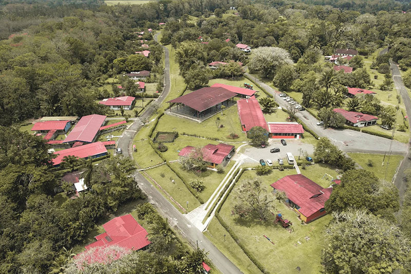 Aerial view of the campus buildings and green surroundings of Escuela y Colegio Científico Interamericano