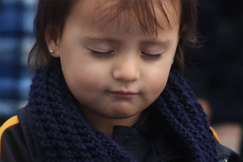 Young child practicing mindfulness with eyes closed at Colegio Valle de Filadelfia