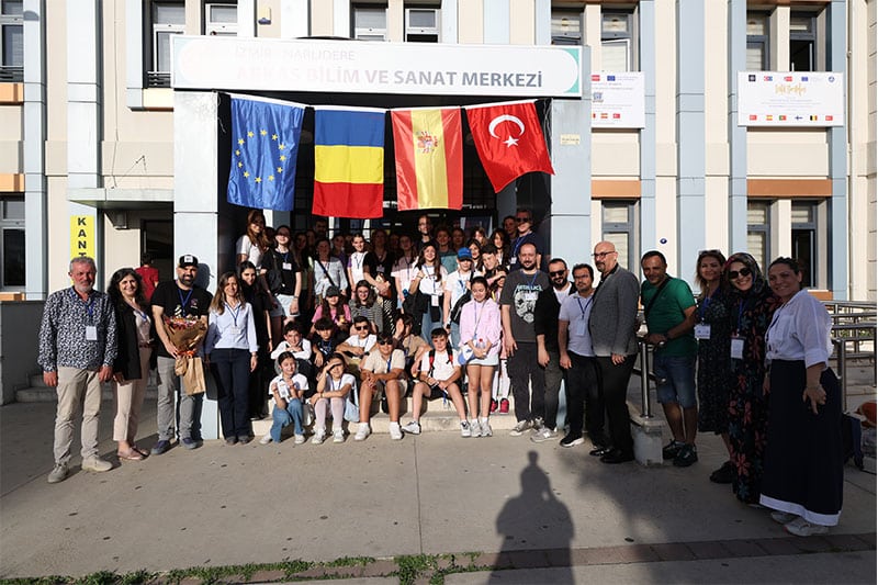 Students working on a chemistry experiment using test tubes at Arkas Bilim ve Sanat Merkezi