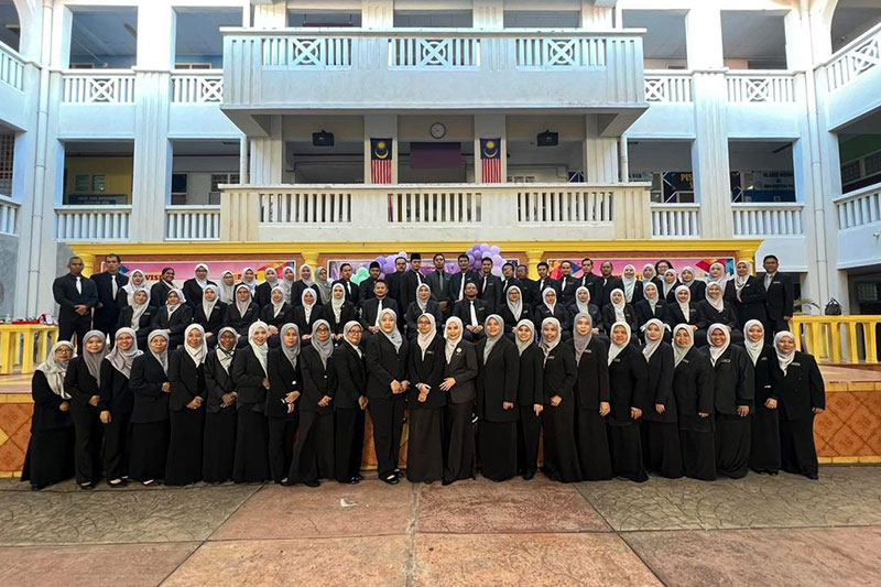 Teachers of SK Putrajaya Presint 11(1) gather for a group photo in the school courtyard