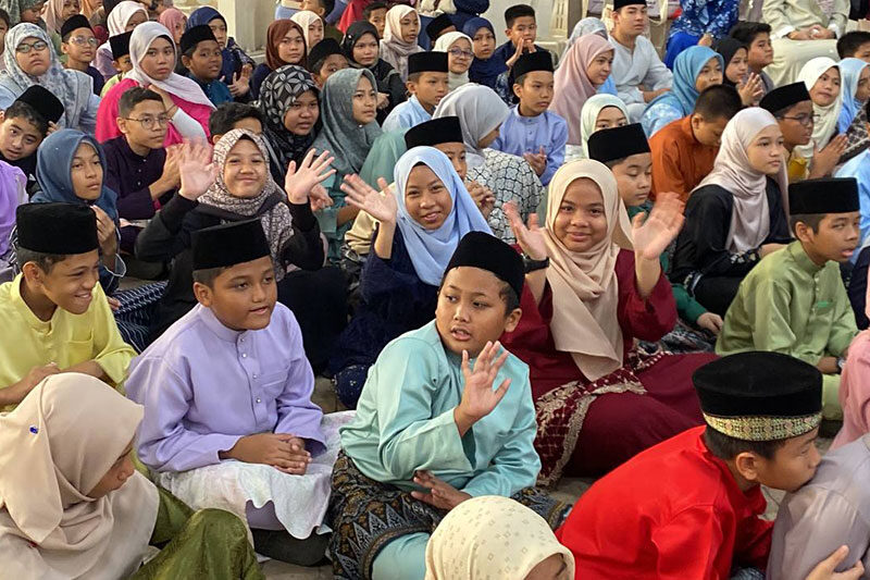 Students at SK Putrajaya Presint 11(1) in traditional attire during a cultural celebration