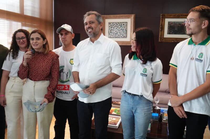 Group of people standing together, some wearing Ceará team shirts