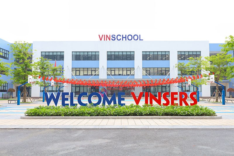 The entrance of Vinschool Smart City decorated with 'Welcome Vinsers' signage and festive banners.
