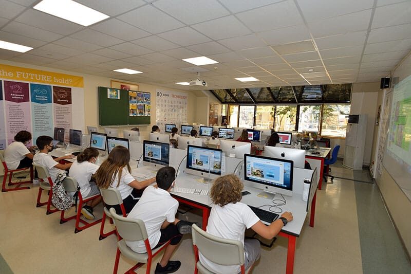Students at VKV Koç Özel Okulu working on iMac computers in a technology classroom