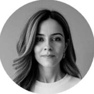 Woman with wavy hair looking at the camera in a neutral setting