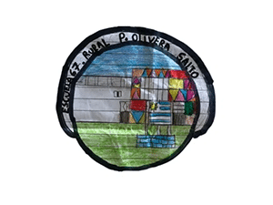 Hand-drawn school badge with buildings, colorful shapes, and text “E.E. Rural P. Olivero Santo” around the border