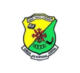Green-and-yellow school crest with Malay text.