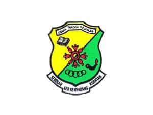 Green-and-yellow school crest with Malay text.