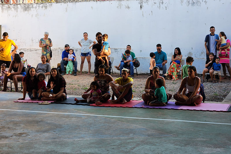 Families and children participating in a community engagement event organised by Fe y Alegría Brasil