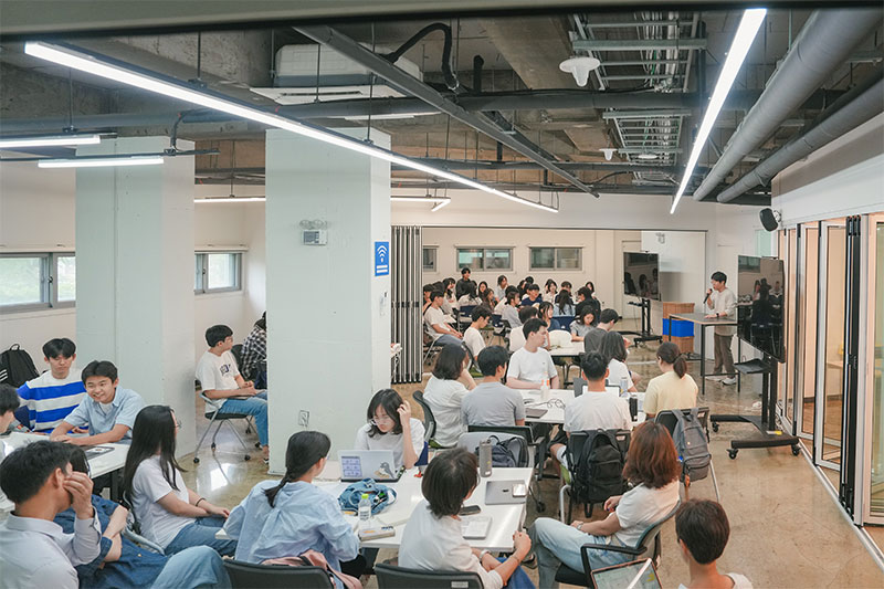 Students attending a large-scale technology and entrepreneurship learning session at G-School