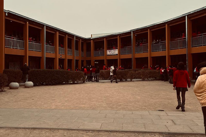 Courtyard view of Liceo Bicentenario de Excelencia Oriente de Rengo with students moving between academic buildings