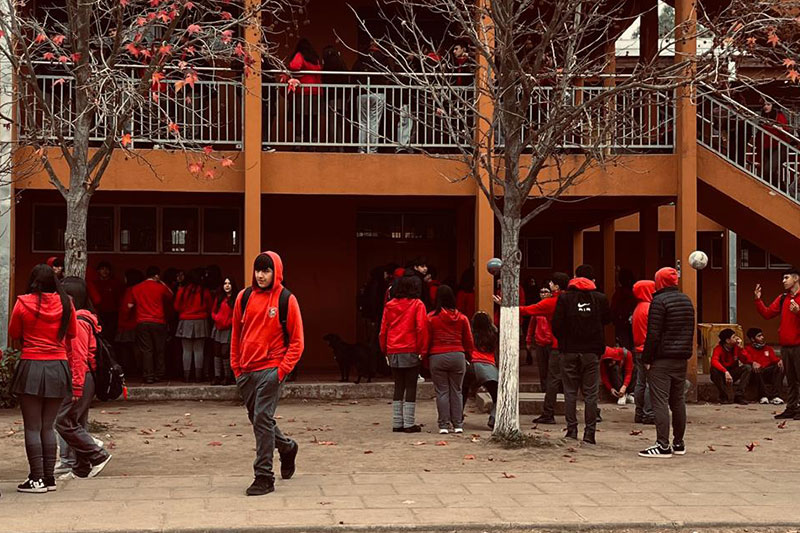 Students spending time in the campus courtyard at Liceo Bicentenario de Excelencia Oriente de Rengo