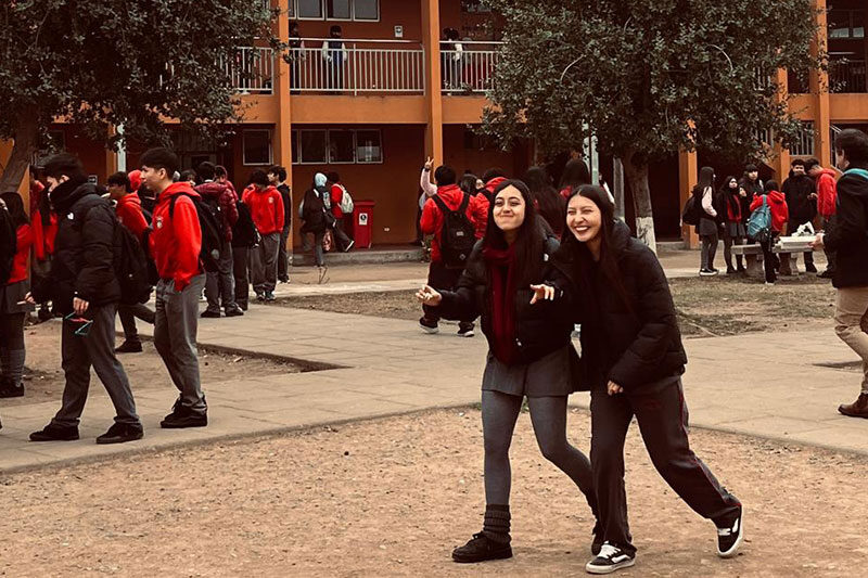 Students socialising and walking through the courtyard at Liceo Bicentenario de Excelencia Oriente de Rengo during a school day
