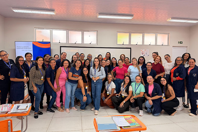 Educators and staff participating in a professional development and training session at Primeiro Mundo