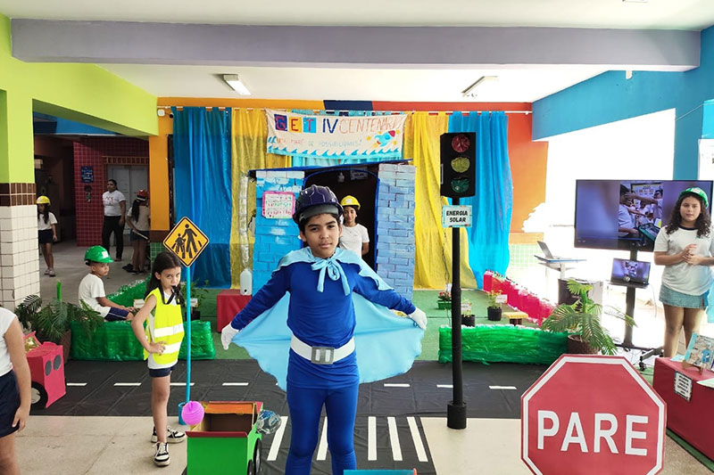 Students presenting a creative road safety and sustainability project at GET IV Centenário Fábrica de Sonhos