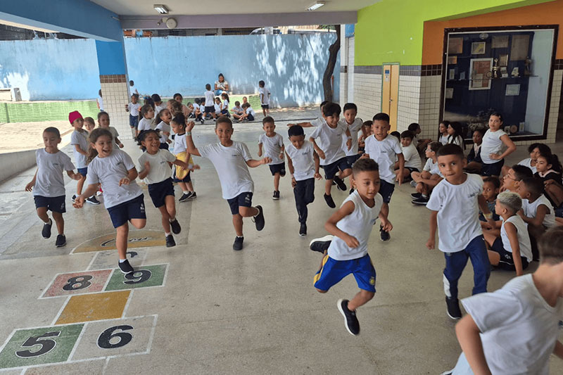 Children participating in active play and physical education activities at GET IV Centenário Fábrica de Sonhos