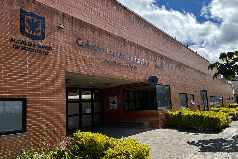 Exterior view of Colegio Las Margaritas school campus in Bogotá featuring modern educational facilities and learning spaces