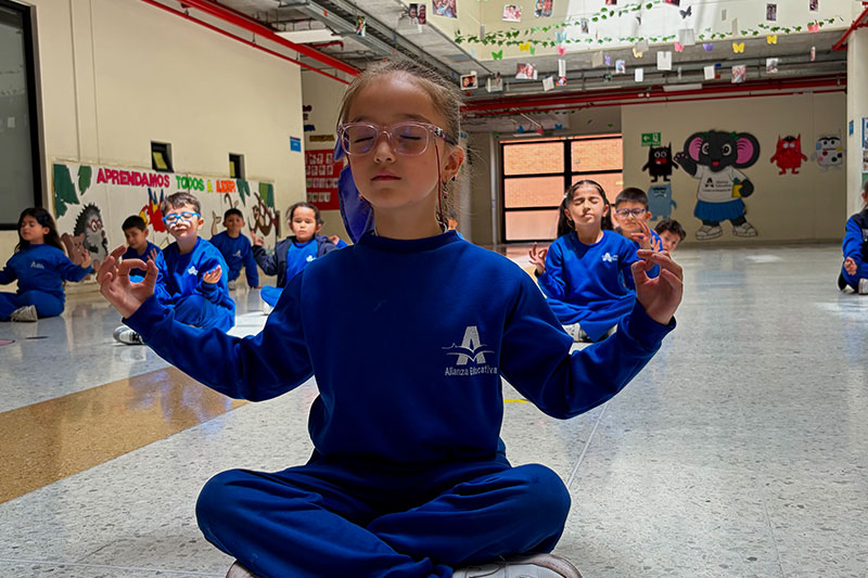 Primary school students practicing mindfulness and meditation as part of a wellbeing program at Colegio Las Margaritas