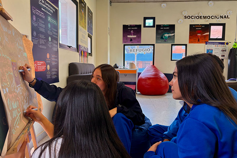 Students participating in a socio-emotional learning session at Colegio Las Margaritas focused on wellbeing, reflection and personal development